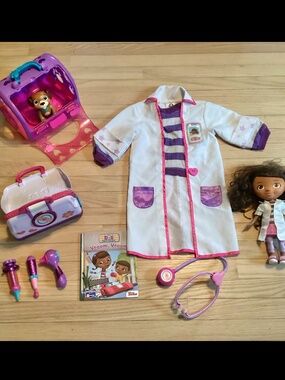 Disney Doc mcstuffins 11 piece figure set Lot.